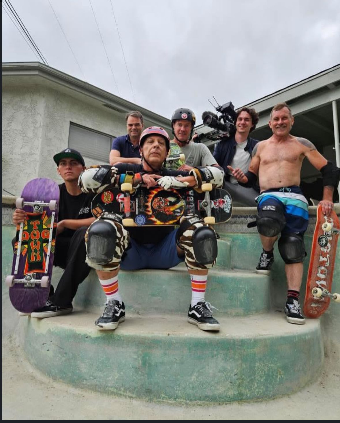 Samen met Erik Mouthaan ging Mees op pad om een uniek verhaal vast te leggen: pro pool-skateboarders in LA die zwembaden en tuinen schoonmaken in ruil voor een plek om te skaten. 